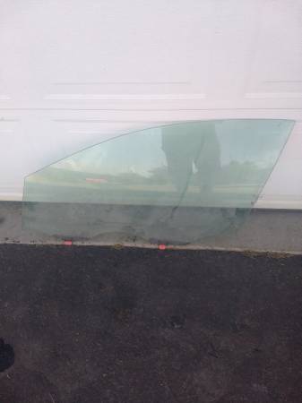 Driver side window for a 2010 Nissan maxima 1