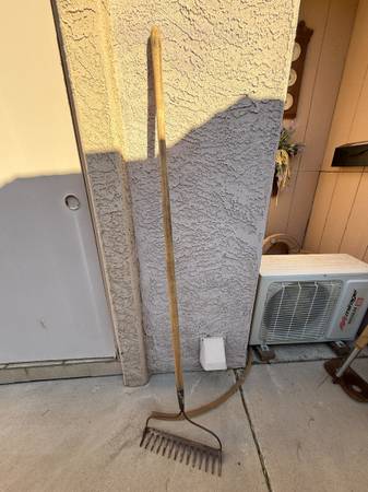 Garden Rake – 14 Tines, 60" Wood Handle 1