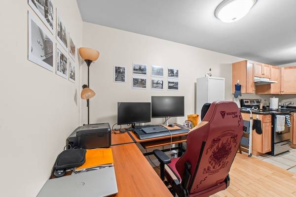 $1,075 / 1br - condo super clean sunny one bedroom and bathroom apartment. (Somerville)63611897257859124