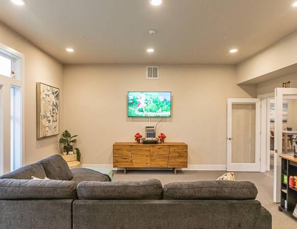 $1,645 / 2br - MOVE IN for $1000 & GET a FREE MONTH - Community WiFi - Comfortable (Vancouver)63956503392771124