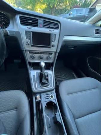 2017 AWD Volkswagen Golf Sportwagen - $14,000 (Redmond)63617898808323124