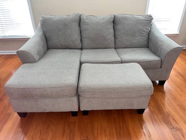 Grey Sectional with Switchable Chaise w/Ottoman 1