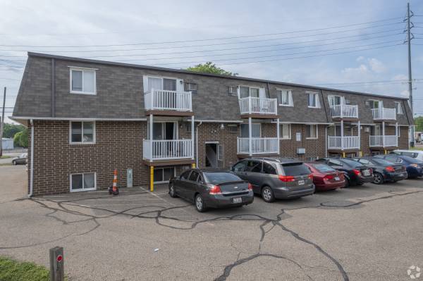 $875 / 2br - 🏢 2-Bedroom Apartment with Private Balcony – Available Now! (Plain Township)63661042195457124