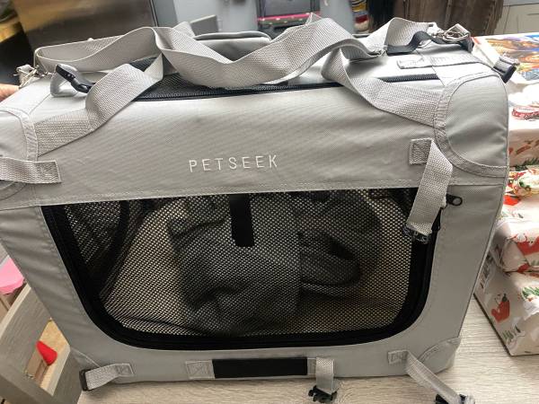 Pet carrier- extra large with bed 1