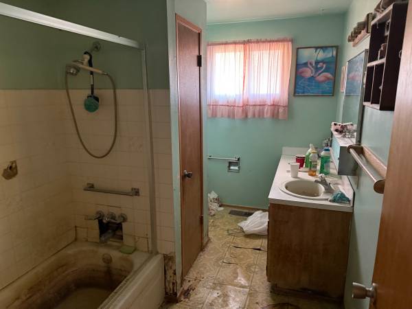 $240,000 / 3br - 1404ft2 - Investor special - fixer - instant equity (kennewick)64009169345027124