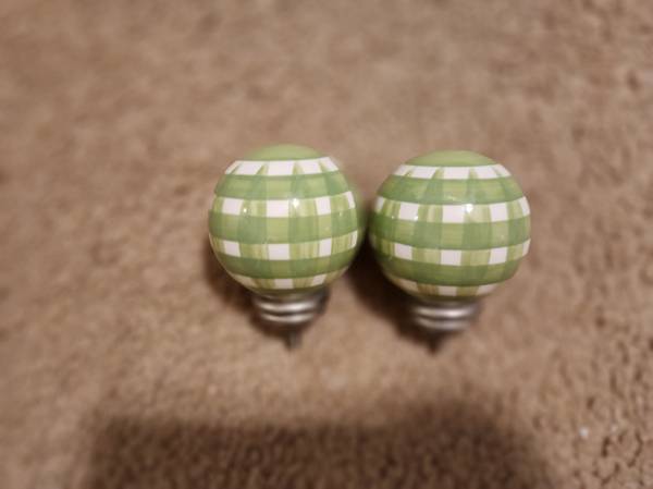 Set of 2 Pottery Barn Kids Green & White Gingham Finials 2.5'' Diamete 1
