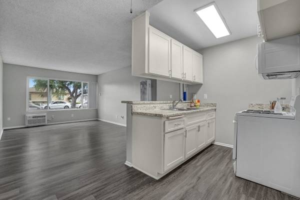$2,330 / 1br - 625ft2 - Two Swimming Pools, Controlled Access/Gated, Fitness Center (501-525 N 4th St, Montebello, CA)63912983509891120