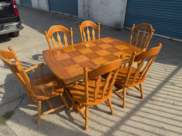 Nice table with 6 chairs 1