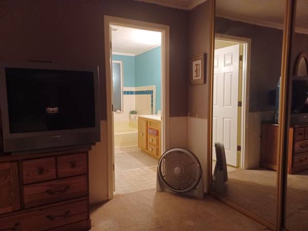 $650 / 1br - Large bedroom with private bathroom (Tucson)63675116403457123