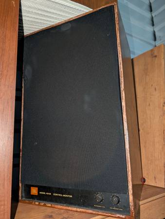 Jbl 4311B. Armarios - $75 (Long Beach)63435122601601121