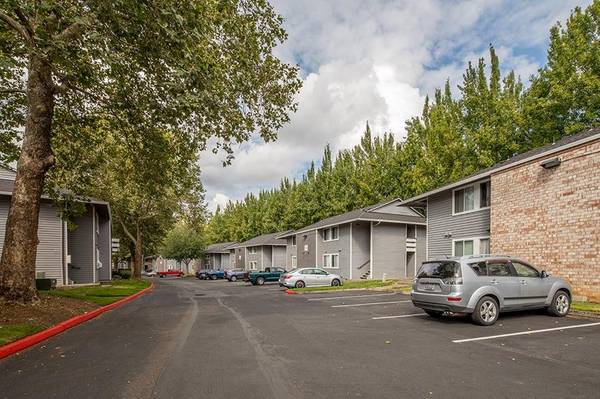 $1,695 / 2br - 985ft2 - Bedroom with En Suite Bathroom, Extra Storage, Sparkling Swimming Pool (Portland)63831535446787123