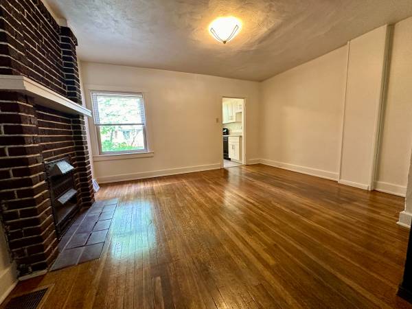 $1,785 / 3br - Rare 3 Bedroom Townhouse in Squirrel Hill! Covered Front Porch & Yard! (Squirrel Hill / Shadyside / CMU / Pitt / Pittsburgh)64013204203395122