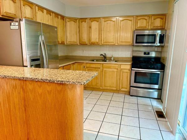 $1,800 / 2br - 2br - Main Street Townhouse (Sayreveille)63676257767171121