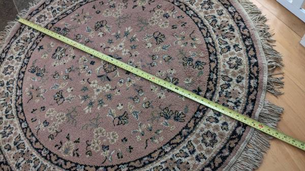 🏷️Area Rugs (4 ft. Round)**Sold** 1