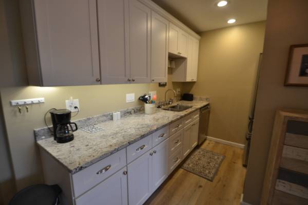 $1,295 / 1br - 600ft2 - R-25 Corp Furn 1BR Center City location (Bond Hill)63974472404483124