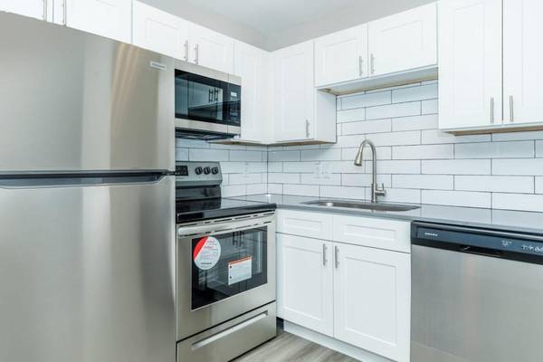 $1,204 / 2br - 875ft2 - Shimmering Swimming Pool, Spacious Closets, Dishwasher63907028944003120