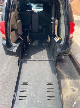 Wav Dodge grand caravan 2017 - $16,000 (Yonkers)63654713572353120
