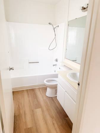 $2,030 / 1br - Techo Alto y Amplio Departamento de 1 Dormitorio + Ático en Koreatown (Koreatown)63662653670017123