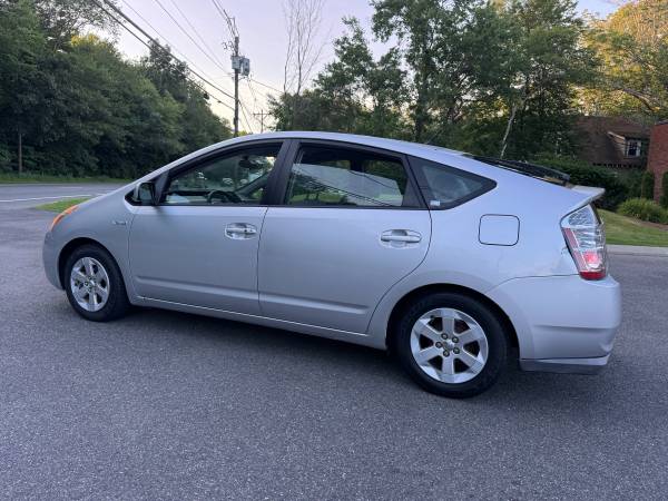 Toyota Prius ( Low Miles Hybrid ) - $6,395 (Stoughton)63654724779137123