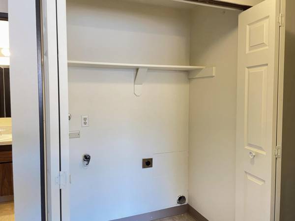 $1,300 / 2br - Ideal South Salem 2 Bed - Visit our Local Bars & Entertainment Venues (Salem on Browning Ave)63660428889857121