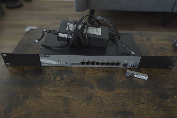D-Link DGS-1210-10MP fanless POE switch like new w/2 GBIC SFP modules 1