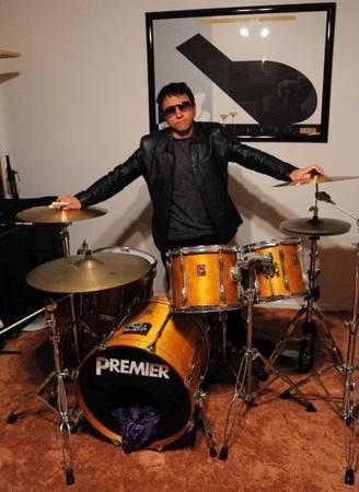 * * SE BUSCA - Cantante / Compositor / Guitarrista (LONG BEACH / OC)64036432389378120