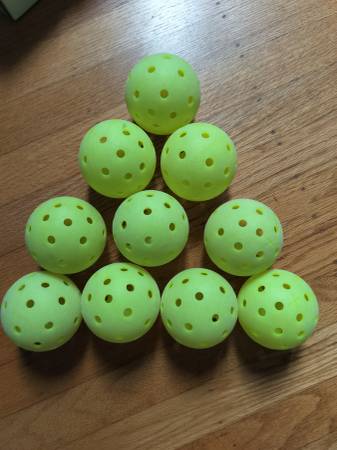 12 Franklin x40 outdoor pickleballs, used 1