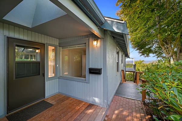 $3,000 / 2br - 1536ft2 - Charming 2-Bdrm Home with Stunning Water Views near Historic Downtown (Bellingham)63920958932354121