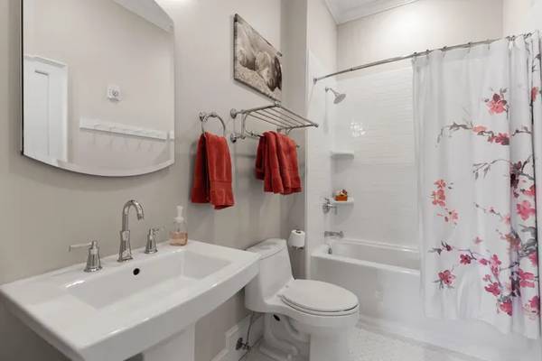 $1,450 / 1br - 1200ft2 - Top floor condo with a view of Casco Bay in the heart of Portland (Portland)63931521050755122