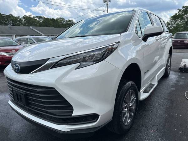 2025 NEW TOYOTA SIENNA HYBRID BRAUN WHEELCHAIR VAN 5 YEAR WARRANTY - $82,700 (Seekonk MA , Platinum BraunAbility Dealer)63469621534465122