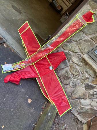 LARGE KITES AND ACCESSORIES $10 TAKES IT ALL 1