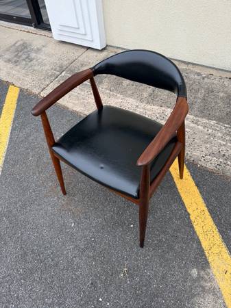 Sillón de teca y vinilo negro de mediados de siglo. - $895 (Burke)63471431892099124