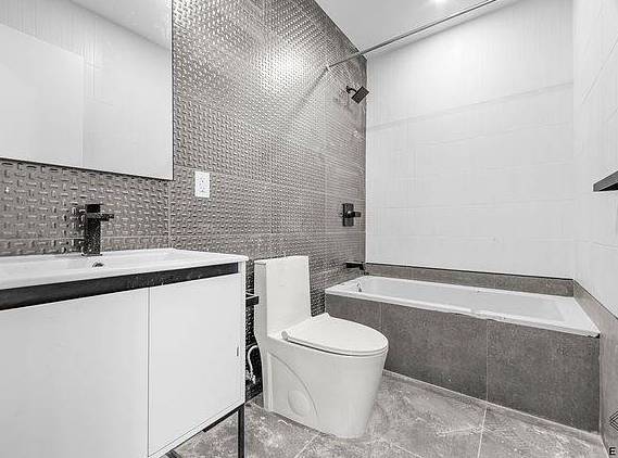 $990 / 1br - Apartamento completamente remodelado de 1 habitación + 1 oficina, cocina completa63965991187330123