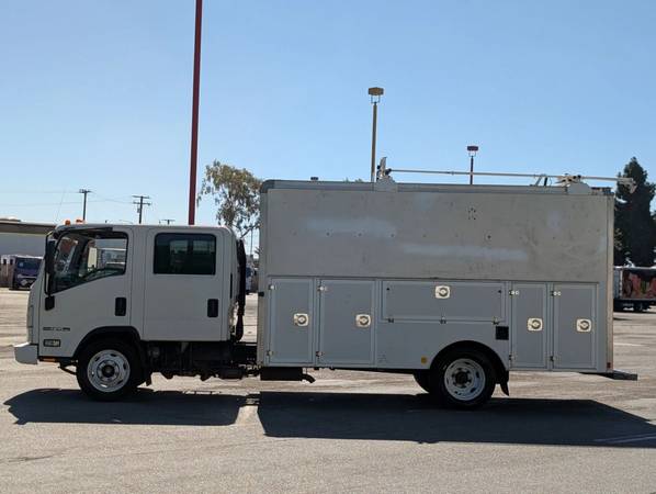 2017 Isuzu NRR Crew Cab - Photo 4
