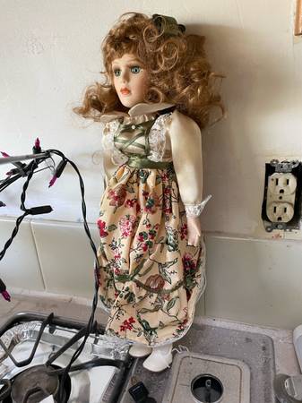 Queen Anne porcelaine doll 1