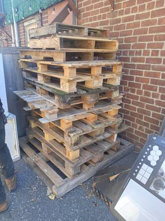 Free WOOD PALLETS 1