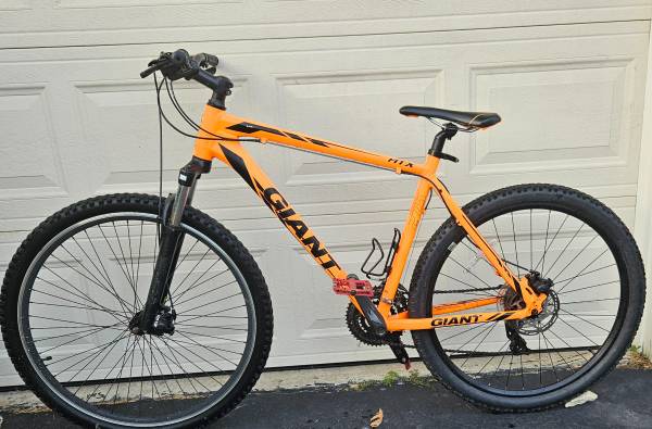 Giant ATX - 20" aluminum frame - 27.5" tires - $295 (Springfield)63470991886979120
