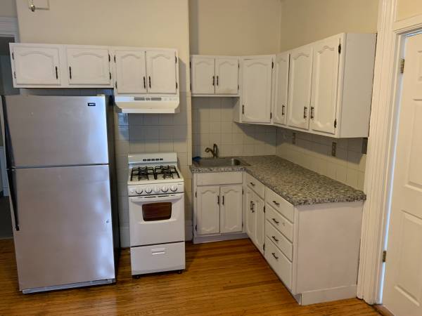 $1,950 / 1br - First floor, 1/2 mile to Malden Orange Line Train, Parking, Sm. dog OK (Malden)63931250553731121