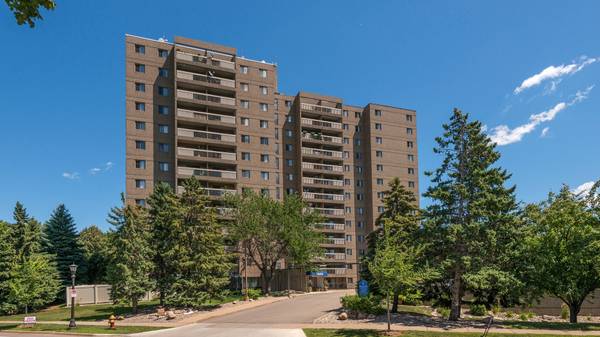 $1,454 / 2br - 995ft2 - Renovated Unit, Two Elevators, Pantry (170 Ruth Street North, Saint Paul, MN)64003957812227120