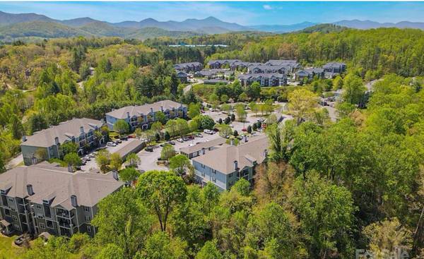 $1495.00 / 2br - 1062ft2 - Asheville Gem with Water Views, Walking Trails, Pool & Fitness Rm, 1564029373314305122
