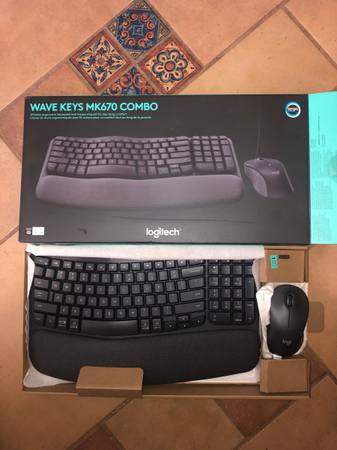 Logitech Wave Keys MK670 Keyboard Mouse Combo 1