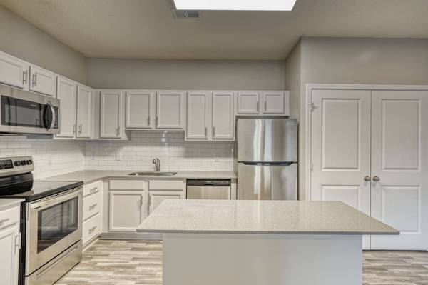 $1,315 / 2br - 990ft2 - Window Coverings, Cable Ready, Pond (Jacksonville)64005272839170123