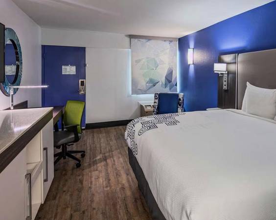 $550 / 1br - DISCOUNTED WEEKLY RATE! - 24-hour Front Desk + Cocktail Lounge (Sacramento)64043835524865122