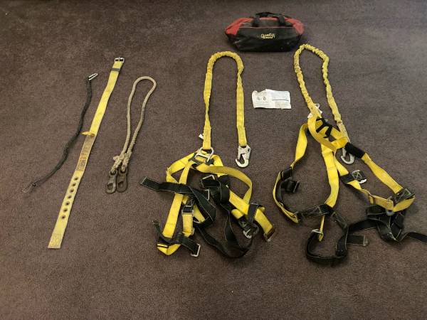 2 saftey harnesses w/Lanyard 1