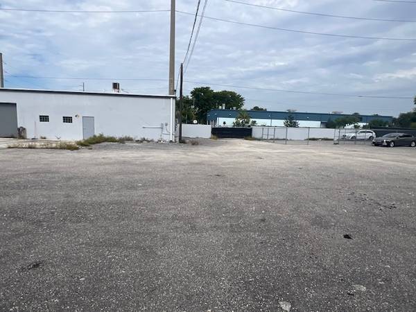 $17,500 / 11325ft2 - PATIO CERCADO + EDIFICIO DE 3,500SF + PUERTAS DE NAVE AMPLIAS - BIENVENIDO AUTOMOTRIZ (OAKLAND PARK, FL)63769617829505120