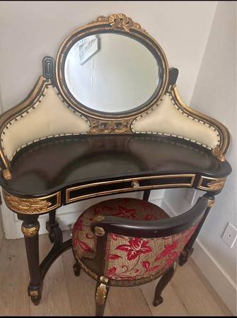 Used vintage Vanity Table with mirror & set of chair 1