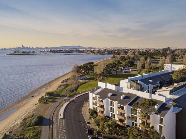 $4,285 / 2br - 1220ft2 - Stunning 2 BR-Upgraded Interiors, Four Pools & Clubhouse (alameda)63668111695619124