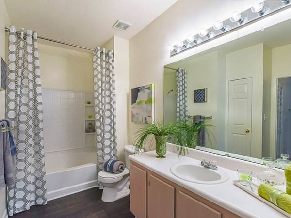 $1,215 / 1br - 708ft2 - Don't wait! These move-in deals are going fast! (Asheville - East Asheville)64029204516609124