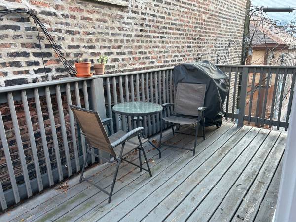 $1,900 / 2br - 900ft2 - Pilsen 2 bed/2bath- central AC/heat, private patio! (Chicago)63918414547459121