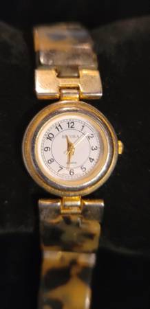 Ladies Gold Tone Round Bezel With White Dial And Easy To Read Numbers 1